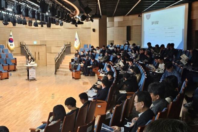 4일 열린 '경기형 학교복합시설 유형분석을 통한 모델 개발 용역' 최종보고회에서 경기도교육청이 지역 맞춤형 학교복합시설 청사진을 공개하고 있다. / 사진제공=경기교육청