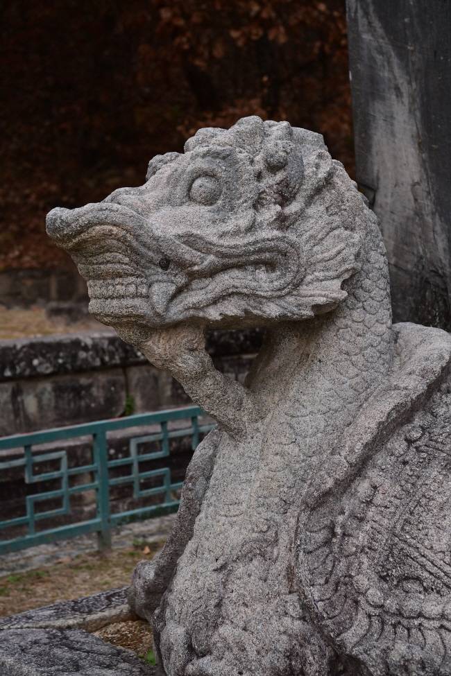 법천사지 지광국사탑비의 귀부(龜趺). 귀부란 거북 모양의 비석 받침돌을 말한다. 단단한 돌을 마치 비누 조각하듯 정교하게 새긴 솜씨가 1000년 전의 것이라곤 믿기지 않는다.