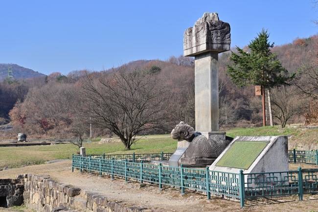 거돈사지의 원공국사탑비. 고려 현종 때의 왕사(王師·왕의 스승)를 지낸 고승 지종을 기리는 탑비다.
