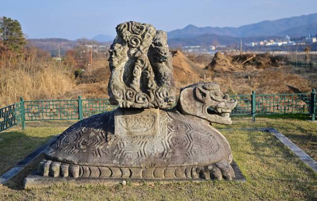 흥법사지의 진공대사탑비. 굵고 힘찬 선으로 거북 형상과 용을 새겼다.