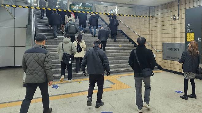 전국철도노동조합(철도노조)이 5일부터 ‘무기한 총파업’에 돌입해 출퇴근길 시민들의 불편이 잇따르고 있다. 사진은 종로3가역 내 계단을 오르는 출근길 시민 모습. 안효정 기자.