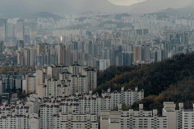 서울 인왕산에서 바라본 서울 시내 아파트 모습. [연합]
