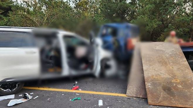 [제주=뉴시스] 3일 오후 제주 서귀포시 남원읍 하례리 소재 도로에서 카니발 차량과 1t트럭이 충돌하는 사고가 발생해 소방당국이 탑승자 구조에 나서고 있다. (사진=제주소방안전본부 제공) 2024.12.03. photo@newsis.com  *재판매 및 DB 금지