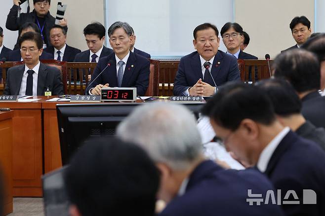 [서울=뉴시스] 권창회 기자 = 5일 오전 서울 여의도 국회에서 열린 행정안전위원회 전체회의 비상계엄 관련 긴급 현안질의에서 이상민 행정안전부 장관이 의원질의에 답하고 있다. 2024.12.05. kch0523@newsis.com