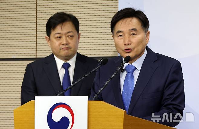 [세종=뉴시스] 강종민 기자 = 오승걸 한국교육과정평가원장이 5일 세종시 정부세종청사에서 2025학년도 대학수학능력시험 채점 결과 등을 설명하고 있다. 왼쪽은 강태훈 채점위원장. 2024.12.05. ppkjm@newsis.com