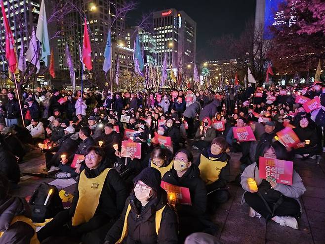 [서울=뉴시스] 오정우 기자 = 지난 3일 윤석열 대통령이 비상 계엄을 선포한 후 시민단체를 비롯해 대학가에서 규탄의 목소리가 높아지는 가운데, 5일 전국민주노동조합총연맹(민주노총)은 전날에 이어 이틀 연속으로 '윤석열 퇴진 시민대회'를 열었다. 2024.12.05. friend@newsis.com *재판매 및 DB 금지