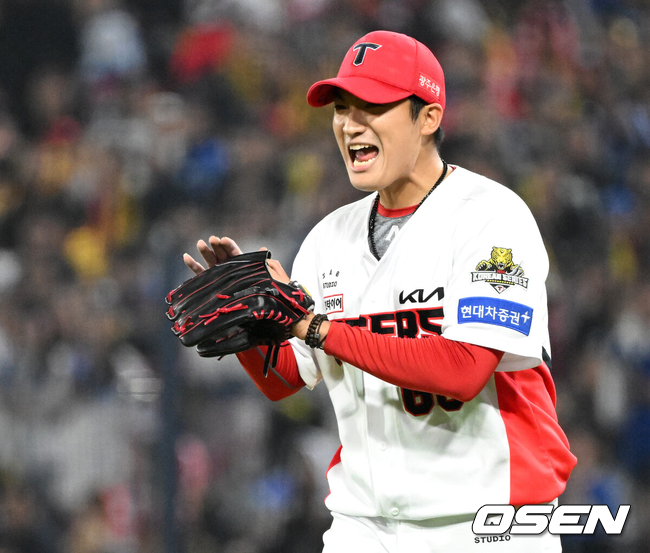 [OSEN=광주, 이대선 기자] 28일 광주 기아챔피언스필드에서 2024 신한 SOL뱅크 KBO 한국시리즈 5차전 KIA 타이거즈와 삼성 라이온즈의 경기가 열렸다.KIA는 양현종, 삼성은 이승현을 선발 투수로 내세웠다.5회초 2사에서 KIA 김도현이 삼성 김헌곤을 땅볼로 처리하고 환호하고 있다. 2024.10.28 / sunday@osen.co.kr