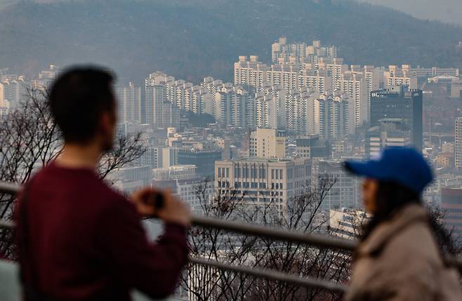 지난 1일 서울 남산에서 아파트 밀집지역이 보이고 있다. 뉴시스
