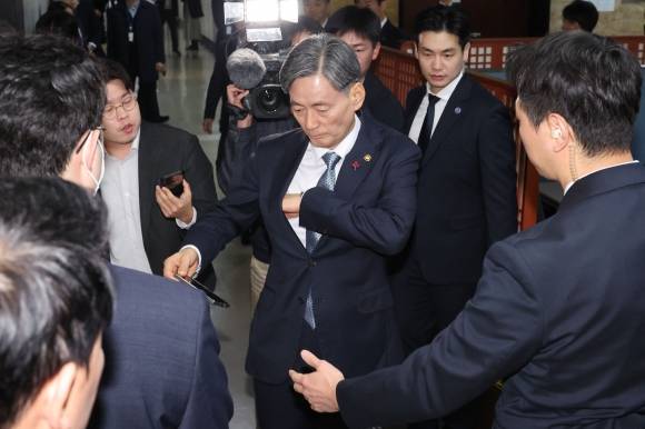 5일 오전 서울 여의도 국회에서 열린 행정안전위원회 전체회의 비상계엄 관련 긴급 현안질의 시작에 앞서 국회 보안 관계자들이 조지호 경찰총장의 몸수색을 하고 있다. 2024.12.05 뉴시스