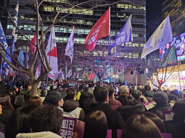 [영상] “퇴진하라” VS “계엄 정당” 서울 곳곳 대규모 집회