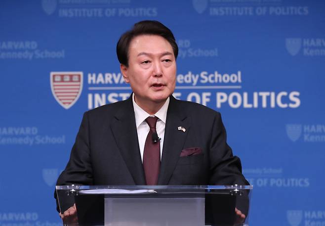 미국을 국빈 방문한 윤석열 대통령이 4월28일(현지 시각) 보스턴 인근 하버드대학교 케네디스쿨에서 '자유를 향한 새로운 여정'을 주제로 연설하고 있다. ⓒ연합뉴스