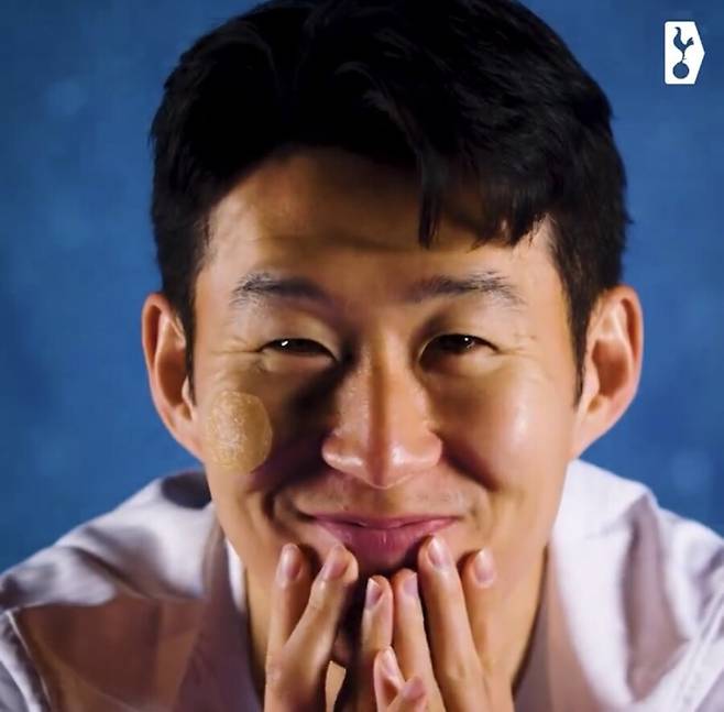 ▲ 영국 매체 ‘익스프레스’는 “맨체스터 유나이티드가 손흥민 영입을 논의하고 있다. 자유계약으로 토트넘을 떠날 가능성이 있다. 맨체스터 유나이티드는 재정적인 제한 속에서도 내년 여름 이적 시장에서 손흥민을 합리적인 이적 옵션으로 검토 중”이라고 보도했다. 손흥민의 계약은 2025년 여름 만료된다. 그러나 토트넘은 새로운 계약을 제시하기보다는 기존 계약에 포함된 1년 연장 옵션을 발동할 계획으로 보인다. ‘익스프레스’에 따르면 손흥민은 토트넘의 결정에 실망감을 표한 것으로 전해졌다. 그의 나이와 커리어를 고려할 때, 마지막 추가 재계약을 원하는 손흥민에게 만족스럽지 못한 조건으로 받아들여진 것으로 보인다