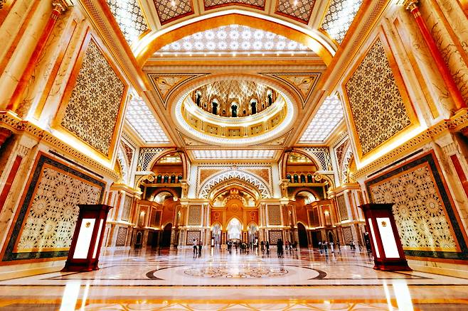 들어서자마자 방문객을 압도시키는 강렬한 황금빛 색상