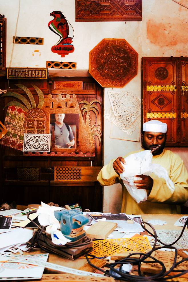 장인들의 날렵한 손끝에서 탄생하는 수공예품들. 옷, 장신구, 포스터, 조각품에 이르기까지 종류가 다양하다&nbsp;