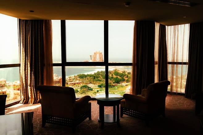 주니어 스위트 룸에선 창문 가득 아부다비의 바다와 해변이 담긴다