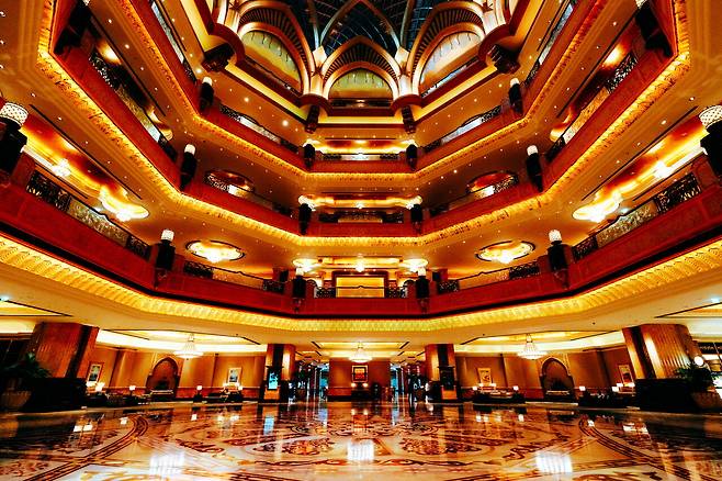 에미리트 팰리스, 탄성이 터져 나오는 호텔 중앙 홀. 규모가 어마어마하다