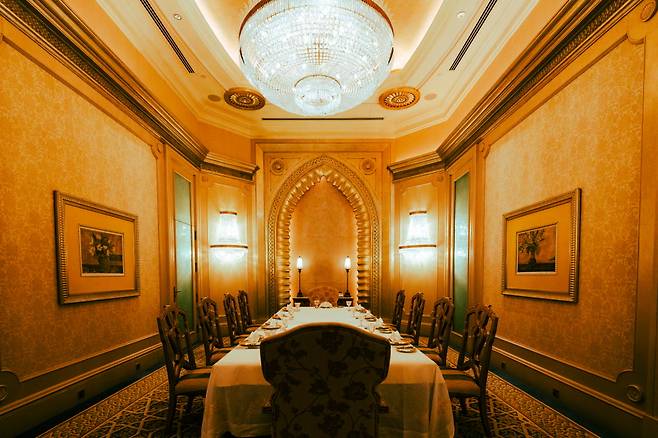 최상위 룸 타입인 '3 베드룸 팰리스 스위트'. 왕족의 호사를 누릴 수 있는 방이라는데. 침실과 욕실 어딘가에서 우아하게 로열 패밀리가 등장해 맞이해 줄 것 같은 분위기다