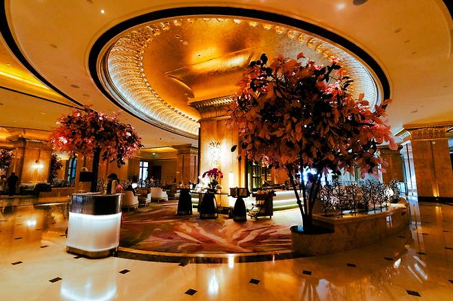 '금커피'로 유명한 호텔 1층의 르 카페(le Cafe). 투숙객은 물론, 외부인들에게도 필수 관광 코스가 됐다