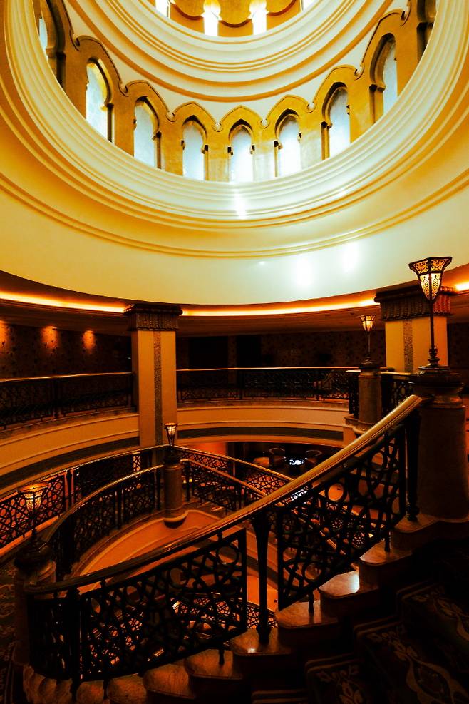 슬리퍼에 반바지 차림이 너무나도 부끄러워지는 호텔. 이른 아침 조식당을 갈 때에도 이브닝 드레스를 차려 입고 계단을 내려가야 할 것만 같다