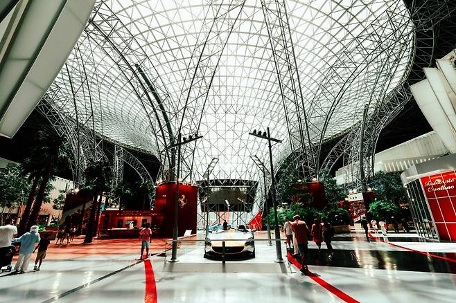 자동차 애호가가 아니더라도 가슴이 웅장해지고 마는 페라리 월드의 풍경