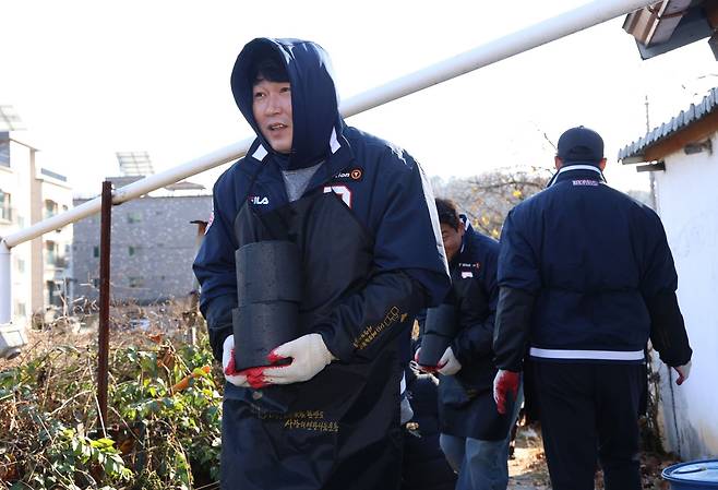 소외계층 위해 연탄을 배달하는 두산 양의지 [두산 베어스 제공. 재판매 및 DB금지]