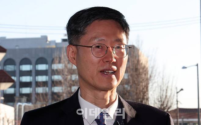 문형배 헌법재판소장 권한대행이 지난 5일 서울 종로구 헌법재판소로 출근하며 취재진의 질문에 답하고 있다. (사진=뉴스1)