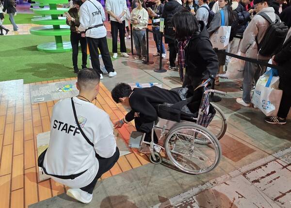 - 열과 성의를 다해 딱지를 치는 용사님