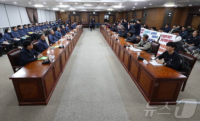 서울지하철 1~8호선을 운영하는 서울교통공사 노사가 총파업을 하루 앞두고 막판 협상에 나선 5일 서울 성동구 서울교통공사 인재개발원에서 노사 대표단이 교섭 시작을 기다리고 있다. (공동취재) 2024.12.5/뉴스1 ⓒ News1 이재명 기자