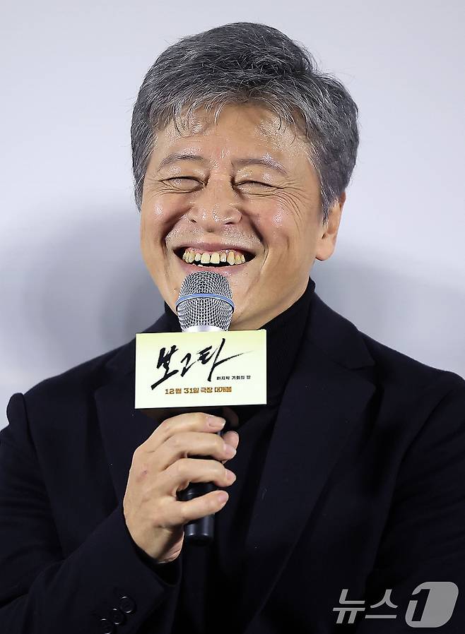 배우 권해효가 6일 서울 강남구 메가박스 코엑스에서 린 영화 '보고타 : 마지막 기회의 땅' 제작보고회에 참석해 인사말을 하고 있다. '보고타 : 마지막 기회의 땅'은 IMF 직후, 새로운 희망을 품고 지구 반대편 콜롬비아 보고타로 향한 국희(송중기 분)가 보고타 한인 사회의 실세 수영(이희준 분), 박병장(권해효 분)과 얽히게 되면서 벌어지는 이야기를 그린 영화다. 2024.12.6/뉴스1 ⓒ News1 김진환 기자