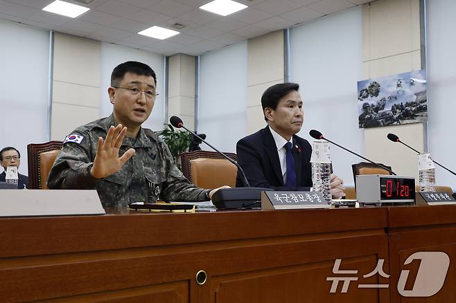 계엄사령관을 맡았던 박안수 육군참모총장이 5일 오전 서울 여의도 국회에서 열린 국방위원회 전체회의 비상계엄 선포 경과 및 병력동원 관련 현안질의에 출석해 의원 질의에 답하고 있다. 오른쪽은 김선호 국방부 장관 직무대행(차관). 2024.12.5/뉴스1 ⓒ News1 안은나 기자