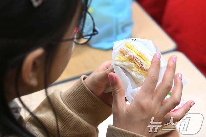 학교 급식·돌봄 업무에 종사하는 비정규직 노동자들이 임금체계 개선을 요구하며 총파업 투쟁에 나선 6일 오전 경기 수원시의 한 초등학교에서 학생들이 대체급식으로 나온 빵을 먹고 있다. (공동취재) 2024.12.6/뉴스1 ⓒ News1 김영운 기자