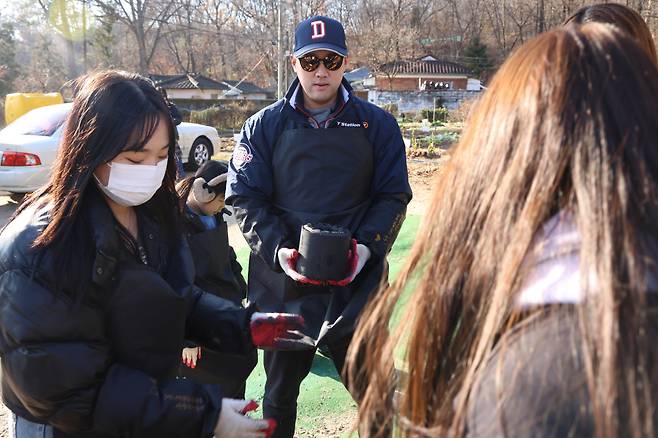 팬들과 함께 '사랑의 연탄 나눔' 행사를 하고 있는 양석환. 사진제공=두산 베어스