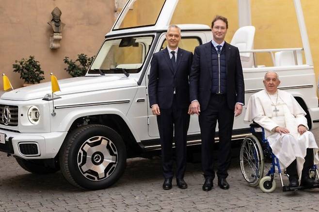 &nbsp;메르세데스 벤츠가 신형 G클래스 기반 메르세데스-벤츠 포프모빌(Mercedes-Benz Popemobile) 순수 전기차를 최근 로마 교황에게 전달했다.(사진 가운데 올라칼레니우스 벤츠 회장)