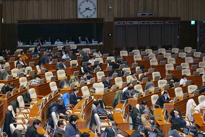 윤석열 대통령이 긴급 대국민 담화를 통해 비상계엄령을 발표한 지난 4일 새벽 서울 여의도 국회에서 열린 본회의에서 비상계엄 해제요구안이 가결된 후 야당 의원들이 의석을 지키고 있다. /뉴시스