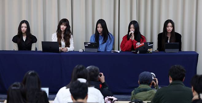 그룹 뉴진스가 11월 28일 서울 강남구 스페이스쉐어 삼성역센터에서 어도어와의 전속계약 해지 관련 긴급 기자회견을 하고 있다. 왼쪽부터 해린, 다니엘, 하니, 민지, 혜인./뉴스1