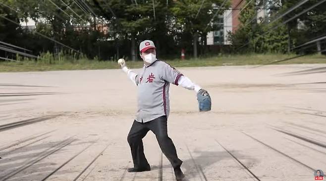 윤석열 대통령이 대선 예비후보였던 2021년 9월 충암고를 방문해 야구부 유니폼을 입고 공을 던지고 있다. /유튜브 캡처