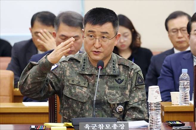 계엄사령관이었던 박안수 육군참모총장이 5일 서울 여의도 국회에서 열린 국회 국방위원회 전체회의에서 비상계엄 관련 질의에 답변하고 있다. ⓒ데일리안 홍금표 기자