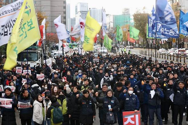 전국민주노동조합총연맹 조합원들이 5일 오후 서울역 앞에서 윤석열 대통령 퇴진 촉구 결의대회를 열고 있다. ⓒ뉴시스