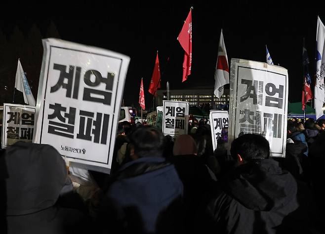 비상계엄이 선포된 이후 2024년 12월4일 새벽 서울 여의도 국회 앞에서 시민들이 계엄 해제 등을 요구하고 있다. 이종근 선임기자 root2@hani.co.kr