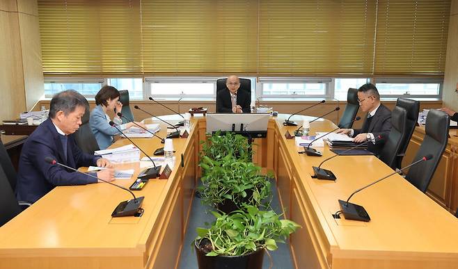 5일 오전 서울 중구 국가인권위원회에서 2024년 제23차 상임위원회가 진행되고 있다. 왼쪽부터 김용원 위원, 남규선 위원, 안창호 위원장, 이충상 위원. 김영원 기자 forever@hani.co.kr