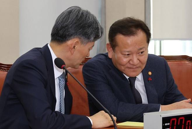 이상민 행정안전부 장관과 조지호 경찰청장이 5일 오후 서울 여의도 국회에서 윤석열 대통령의 비상계엄 선포·해제 경위와 관련 현안 질의를 위해 열린 행정안전위원회 전체회의에서 대화하고 있다. 신소영 기자 viator@hani.co.kr