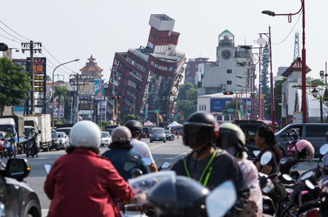 4월 4일 규모 7.2의 강진이 발생한 대만 화롄에서 주민들이 지진으로 기울어진 건물 앞을 지나가고 있다. 25년 만에 발생한 최대 강진 지진으로 일본과 필리핀까지 쓰나미 경보가 발령되었다. 이 지진으로 대만 전역에서 10여 명이 목숨을 잃고 1,000여 명이 부상을 당했으며 수십 채의 건물이 파손되는 등 인명 및 재산 피해가 속출했다. 화롄=APF 연합뉴스