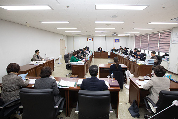 군산시의회 행정복지위원회가 예산삼사를 벌이고 있다. [사진=군산시의회 ]