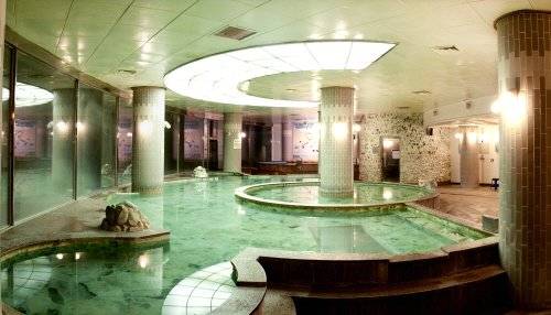 온양온천관광호텔 대온천탕 내부. 사설은 다소 낡았습니다. 사진 한국관광공사