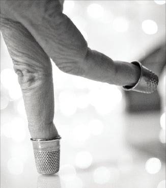 손가락 댄스로 인생을 표현하는 예술극 ‘콜드 블러드’.  /ⓒ줄리언 램버트