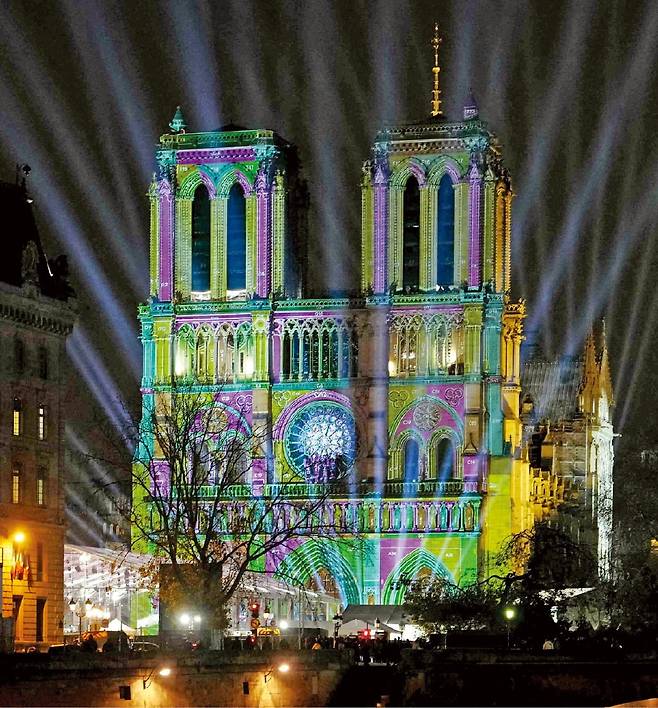 < 노트르담 대성당 5년여 만에 시민 품으로 > 프랑스 파리의 상징인 노트르담 대성당이 화재 발생 이후 5년에 걸친 복원 공사 끝에 7일 다시 문을 연다. 개관식에는 에마뉘엘 마크롱 프랑스 대통령과 도널드 트럼프 미국 대통령 당선인 등이 참석할 예정이다. 2019년 당시 보수 공사 도중 원인 미상의 불이 나 높이 96ｍ 첨탑이 무너지고 목조 지붕 대부분이 소실됐다. 사진은 지난 3일 복원 공사를 마친 대성당 모습.   /AFP연합뉴스