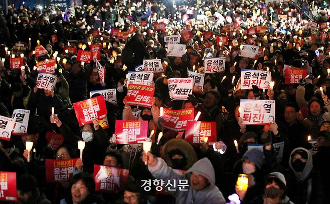 윤석열 대통령의 탄핵 표결을 하루 앞둔 6일 서울 여의도 국회의사당 앞에서 시민들이 대통령 탄핵을 촉구하는 촛불집회을 벌이고 있다. 권도현 기자