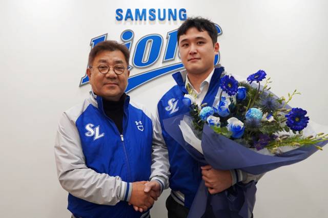 삼성 라이온즈 유니폼을 입은 최원태(오른쪽)와 유정근 대표이사. 삼성 라이온즈 제공