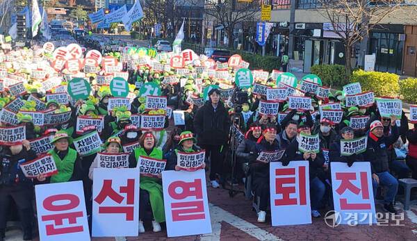 전국교육공무직노조 경기지부가 6일 경기도교육청 앞에서 공무직 처우개선을 요구하는 총파업을 강행했다. 박화선기자