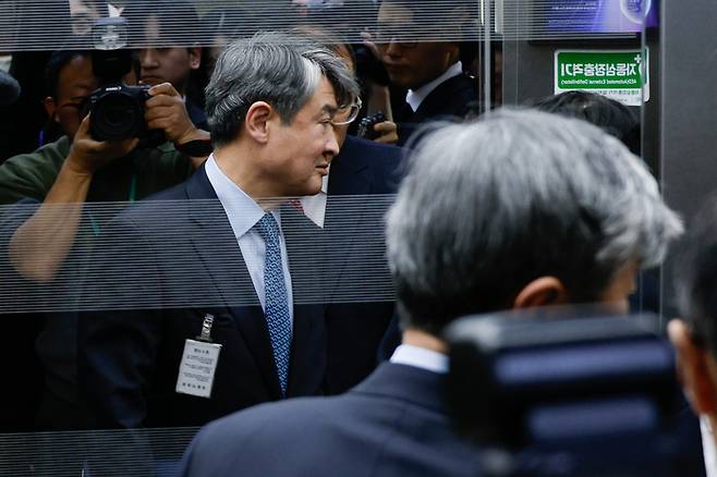 조태용 국가정보원장이 국회에서 신성범 정보위원장과 면담을 마친 후 엘리베이터에 탑승하고 있다. 뉴스1